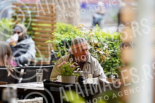 Actor Zijah Sokolovic drinks coffee in the garden of the Sumatovac restaurant despite the cold weather.Glumac Zijah Sokolovic uprkos prohladnom vremenu u basti restorana Sumatovac pije kafu.