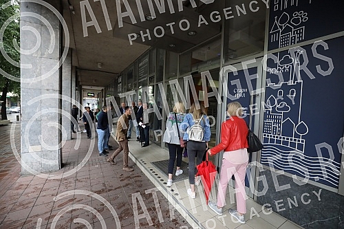 The working and election assembly of the Democratic Party of Serbia was held in the building of the municipality of Stari grad.Radna i izborna Skupstinu Demokratske stranka Srbije odrzana je u zgradi opstine Stari grad.