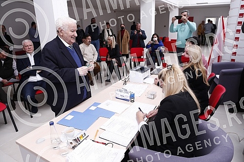 In the premises of the Social Democratic Party, the collection of signatures in support of the lists for the parliamentary and Belgrade elections was organized.U prostorijama Socijaldemokratske stranke organizovano je prikupljanje potpisa podrske l