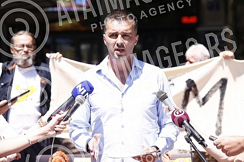 The Kreni-promeni movement and the Association for the Protection of Constitutionality and Legality organized a performance and a press conference in front of REM on the occasion of petitions to take away the frequency from Happy and Pink televisions The Kreni-promeni movement and the Association for the Protection of Constitutionality and Legality organized a performance and a press conference in front of REM on the occasion of petitions to take away the frequency from Happy and Pink televisions