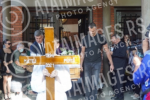 The coffin with the body of Matej Peris was taken out of the church of St. Anthony, and the funeral procession began at 5 pm, led by Mosinjor Stanislav Hocevar, Belgrade's archbishop and metropolitan.Kovceg sa telom Mateja Perisa iznet je iz crkve 