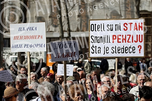 Protest of pensioners and military pensioners because of pension cutsProtest penzionera i vojnih penzionera zbog smanjenja penzija.