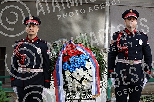 As part of the celebration of Interior Ministry Day and Police Day, a police delegation laid a wreath at the Cukur Fountain, which is of historical importance to the Serbian police, since it clashed with the Turkish army for the first time.
U sklop As part of the celebration of Interior Ministry Day and Police Day, a police delegation laid a wreath at the Cukur Fountain, which is of historical importance to the Serbian police, since it clashed with the Turkish army for the first time.
U sklop
