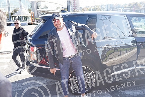 In front of Hall 5 of the Belgrade Fair, a media conference was held where the spectacular reception of 2023 with Aco Pejovic was announced.Ispred hale 5 Beogradskog sajma odrzana je konferencija za medije na kojoj je najavljen spektakularni docek 