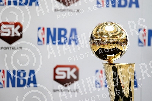 Champion trophy for the NBA was exposed at the mall - Delta City. The cup is named after Larry O'Brien.Pehar namenjen sampionu NBA lige bio je izlozen u Trznom centru - Delta siti. Pehar nosi ime Lerija OBrajena.