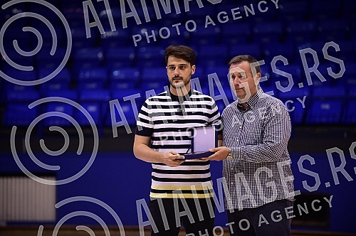 The Dusan Ivkovic Belgrade basketball clinic was held in the Ranko Zeravica hall, and on that occasion, prizes were awarded to the most experienced coaches and basketball workers.U hali Ranko Zeravica odrzana je Beogradska kosarkaska klinika Dusan 