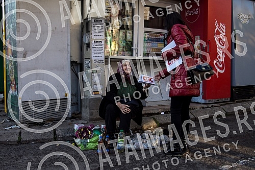 The youth of the SPS, led by the low MP Nina Pavicevic, talked to the citizens and handed out calendars to them.Omladina SPSa na celu sa niskom poslanicom Ninom Pavicevic pricla je sa sugrdjanima i delila im kalendare.