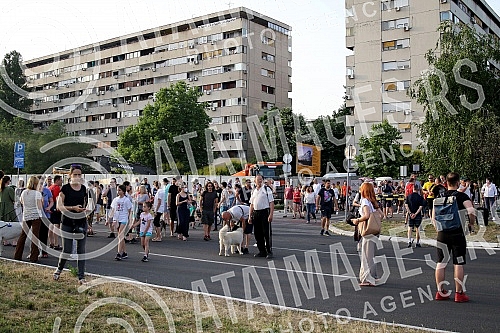 This morning, the Austrian company Drust continued the works in block 37, which angered the residents of the block who took to the streets again. Austrijska kompanija Drust je jutros nastavila radove u bloku 37, sto je razljutilo stanare bloka koji
