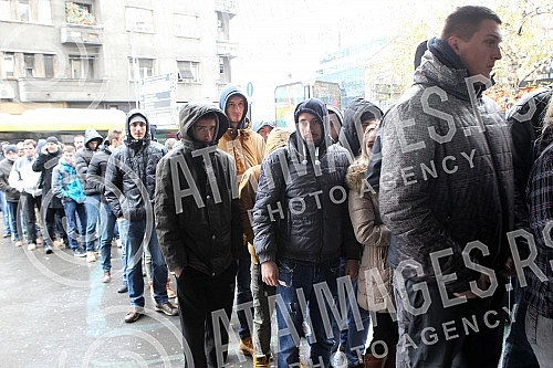 Navijaci Kosarkaskog kluba Crvena zvezda Telekom stoje u redu za kupovinu karata za utakmicu KK Crvena zvezda - Real Madrid koja je na programu u petak (27. 11. 2015) od 20,00 casova. 