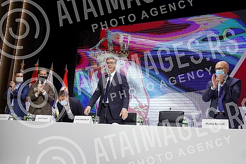 The Serbian Progressive Party is holding a session of the Main Board in Kombank Hall, at which it will be discussed about the united with the party of Aleksandar Sapic, the Serbian Patriotic Alliance, but also the problems within the party.Srpska n