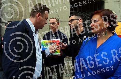 The extraordinary media conference of the organizers of EuroPride 2022 was held in front of the Serbian Government building.Vanredna konferencija za medije  organizatora EuroPrajda 2022 odrzana je ispred zgrade Vlade Srbije 