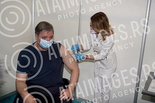 The President of the Republic of Serbia, Aleksandar Vucic, received the third (booster) dose of the coronavirus vaccine at the vaccination point in Hall 7 at the Belgrade Fair.Predsednik Republike Srbije Aleksandar Vucic primio je trecu (buster) do