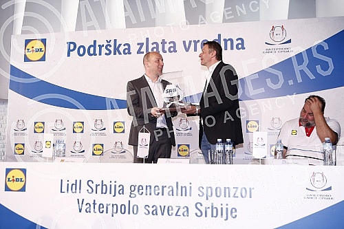 A press conference was held in the Promenade on the occasion of signing and marking the general sponsorship for 2022/2023. year between Lidl Serbia and the Water Polo Association of Serbia.
U Promenadi je odrzana konferencija za medije povodom potpi A press conference was held in the Promenade on the occasion of signing and marking the general sponsorship for 2022/2023. year between Lidl Serbia and the Water Polo Association of Serbia.
U Promenadi je odrzana konferencija za medije povodom potpi