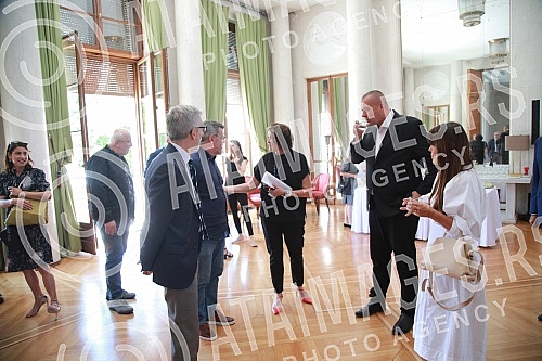 The ceremonial presentation of the Order of Arts and Literature in the rank of knight was held for the actor Predrag Miki Manojlovic at the residence of the French Embassy.Svecano urucenje Ordena umetnosti i knjizevnosti u rangu viteza upriliceno j