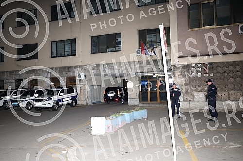 The black jeep arrived at the Police Administration for the City of Belgrade, and it is assumed that Luka Bojovic is in it.Crni dzip je stigao u policijsku stanicu 29. novembar  a pretpostavlja se da je u njemu Luka Bojovic.