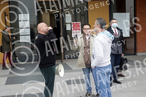 A hearing was held in the High Court for the trial of the lawsuit filed against the President of Serbia, Aleksandar Vucic, by the President of the People's party, Vuk Jeremic, who then addressed the press.U Visem sudu odrzano je rociste za sudjenje