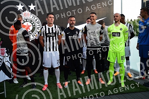 The official promotion of the new set of Nike FK Partizan jerseys for the 2022/23 season was held in the VIP Lounge above the center line of the Partizan stadium.Svecana promocija nove garniture Nike dresova FK Partizan za sezonu 2022/23 odrzana je