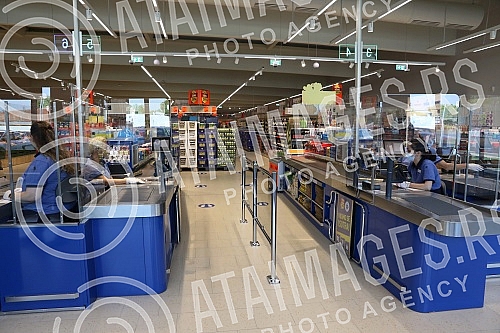 Lidl Serbia has opened a new store in Belgrade, in Karaburma, which is the 51st store of this chain in Serbia.Lidl Srbija otvorio je novu prodavnicu u Beogradu, na Karaburmi, koja cini 51. prodajni objekat ovog lanca u Srbiji.