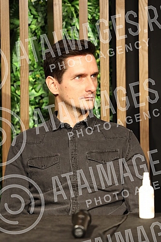 A press conference on the occasion of the concert of the SARS group in Kombank Hall was held at the Club Lisbon.Konferencija za medije povodom koncerta grupe SARS u Kombank dvorani, odrzana je u Klubu Lisabon.\