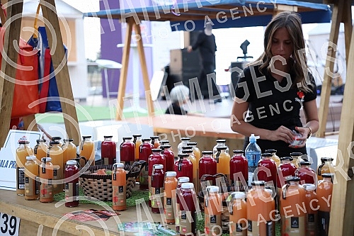 The performance of the group Frajle is part of Berry Fest, the first festival of strawberry fruit in Belgrade.Nastup grupe Frajle su sklopu Berry festa, prvog festivala jagodastog voca u Beogradu.