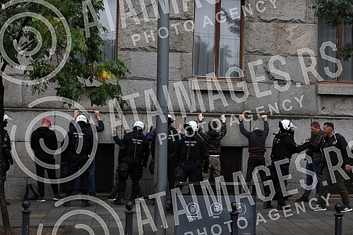 The police blocked the opponents of Europride in the central city streets, and some of them were detained.
Policija je blokirala protivnike Europrajda u centralnim gradskim ulicama, a neki od njih su i privedeni. The police blocked the opponents of Europride in the central city streets, and some of them were detained.
Policija je blokirala protivnike Europrajda u centralnim gradskim ulicama, a neki od njih su i privedeni.