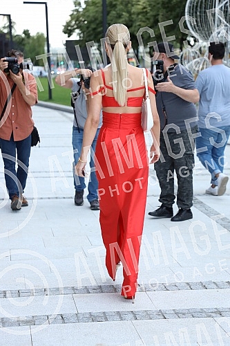 Milica Pavlovic presented 100% electric buses at the Cross restaurant in the West 65 shopping center together with Euhybrid, a new company on the Serbian market.Milica Pavlovic je u restoranu Cross u trznom centru West 65 zajednicki snagama sa novo