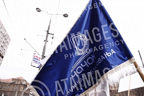 The protest of the Union of Teachers' Unions was held in Manjez Park, across from the building where the ministries are located.
Protest Unije sindikata prosvetnih radnika odrzan je u parku Manjez, preko puta zgrade u kojoj se smestena ministarstva. The protest of the Union of Teachers' Unions was held in Manjez Park, across from the building where the ministries are located.
Protest Unije sindikata prosvetnih radnika odrzan je u parku Manjez, preko puta zgrade u kojoj se smestena ministarstva.
