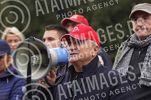 A rally in support of Novak Djokovic was held in front of the National Assembly, and was organized by Novak's family, who had previously held a press conference at the Novak restaurant. Skup podrske Novaku Djokovicu odrzan je ispred Narodne skupsti