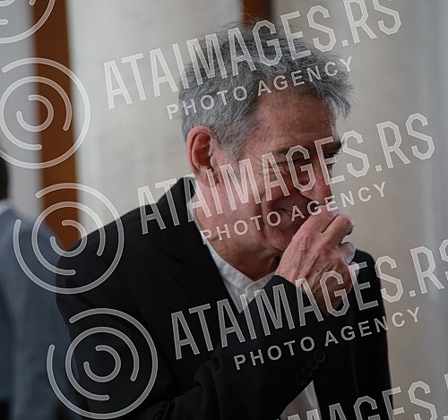 The ceremonial presentation of the Order of Arts and Literature in the rank of knight was held for the actor Predrag Miki Manojlovic at the residence of the French Embassy.Svecano urucenje Ordena umetnosti i knjizevnosti u rangu viteza upriliceno j