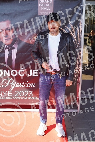 In front of Hall 5 of the Belgrade Fair, a media conference was held where the spectacular reception of 2023 with Aco Pejovic was announced.Ispred hale 5 Beogradskog sajma odrzana je konferencija za medije na kojoj je najavljen spektakularni docek 