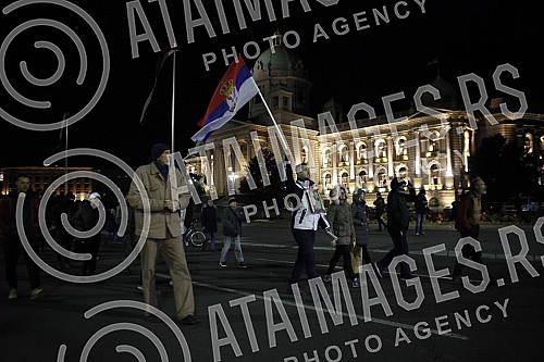 Citizens against the introduction of kovid passes gathered at the assembly, some of them walked to the RTS building, where former journalist Jasmina Stojanovic tore her press ID because of the situation and the way of writing about the crown.Gradja