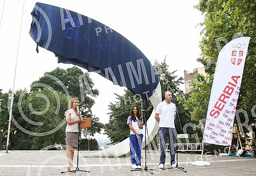 Ivana Maksimovic - Andjusic - strelac i Zarko Paspalj - potpredsednik Olimpijskog komiteta Srbije simbolicno su pustili u rad sat koji odbrojava pocetak Olimpijskih igara u Riu 2016 godine. Ivana Maksimovic - Andjusic - strelac i Zarko Paspalj - potpredsednik Olimpijskog komiteta Srbije simbolicno su pustili u rad sat koji odbrojava pocetak Olimpijskih igara u Riu 2016 godine.