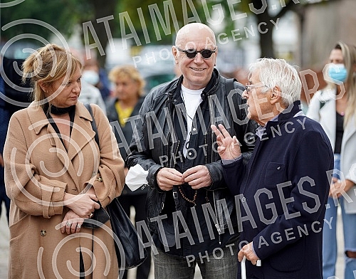 Family, friends, colleagues began to gather in the Church of the Holy Trinity in Kumodraz to pay their last respects to the late actor Milan Lanet Gutovic and to send him to eternal rest.Porodica, prijatelji, kolege poceli su da se okupljaju u Crkv