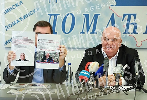 A press conference of the president of that party, Dragan Markovic-Palma, was held in the premises of United Serbia.U prostorijama Jedinstvene Srbije odrzana konferencija za novinare predsednika te stranke Dragana Markovica - Palme.