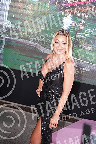 Superfinale of the fifth season of the reality program Zadruga, which is broadcast on Pink TV.
Superfinale pete sezone rijaliti programa Zadruga koji se emituje na televiziji Pink. Superfinale of the fifth season of the reality program Zadruga, which is broadcast on Pink TV.
Superfinale pete sezone rijaliti programa Zadruga koji se emituje na televiziji Pink.