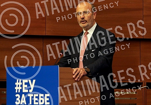 The ceremony of handing over the agreement on the EU donation of 10.2 million euros for 19 local self-government units for social housing and active inclusion projects was held in the Club of Deputies.Ceremonija urucivanja sporazuma o donaciji EU o