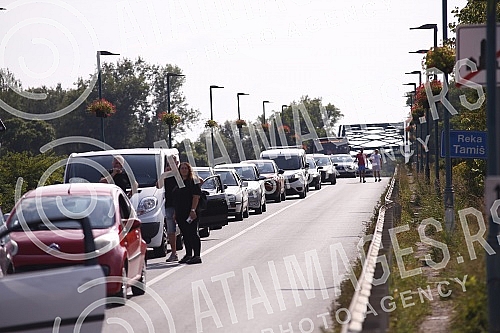 Farmers used tractors to block the bridge over the Thames in Pancevo.Poljoprivrednici su traktorima blokirali most na Tamisu u Pancevu.