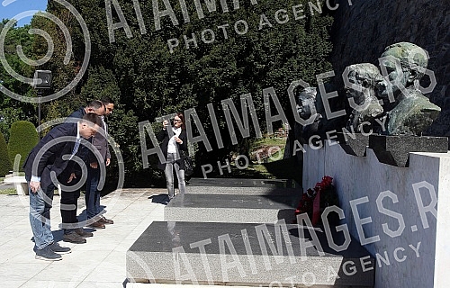 In Kalemegdan, in the extension of the Great Sava Promenade, a delegation of officials of the Socialist Party of Serbia, led by the Minister of Education Branko Ruzic and the President of the EB Vladan Zagradjanin, laid wreaths and paid tribute to th
