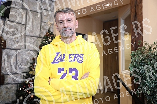 Many famous actors, musicians, athletes and writers delighted children with developmental disabilities in the humanitarian action of decorating the Christmas tree in the specific cafe 