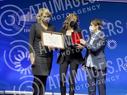 Summarizing the results of the first 100 days of the government was preceded by the awarding of the Benefactor Award, for some of the many humanitarian feats that marked the previous year 2020, which was declared the Year of Solidarity at the proposa