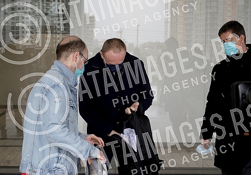 After three hearings of three lawsuits for texts published by Informer, the president of the Party of Freedom and Justice, Dragan Djilas, held a press conference in front of the Palace of Justice.Posle tri saslusanja po tri tuzbe za tekstove koje j