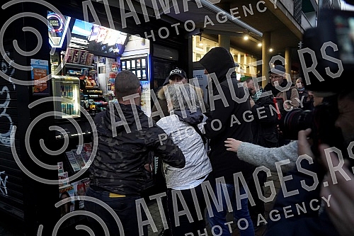 Activists Aida Corovic and Jelena Jacimovic Jachim threw eggs at a mural by Ratko Mladic, painted on the corner of Njegoseva and Aleksa Nenadovic.Aktivistkinje Aida Corovic i Jelena Jacimovic Jachim gadjale su jajima mural Ratka Mladica, koji je os