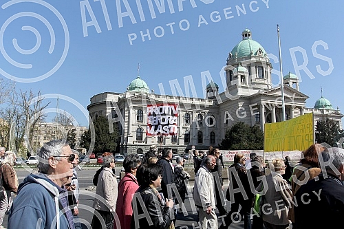 Protest of pensioners and military pensioners because of pension cutsProtest penzionera i vojnih penzionera zbog smanjenja penzija.
