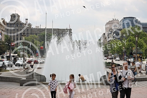 A migrant from Kuwait is bathing in a fountain on Nikola Pasic Square.Migrant iz Kuvajta se kupa u fontani na Trgu Nikole Pasica.
