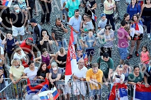On the terrace of the City Assembly, a solemn reception was organized for the women's basketball team, which won a gold medal at the European Championship. Na terasi Skupstine grada organzovan je svecani docek zenske kosarkaske reprezentacije, koje