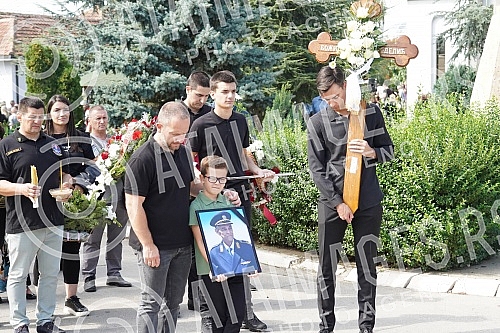 The Vice President of the National Assembly, retired Major General Bozidar Delic, was buried at Orlovaca cemetery.Potpredsednik Narodne skupstine, general-majora u penziji Bozidar Delic sahranjen je na grolju Orlovaca.