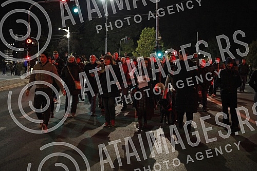 Citizens against the introduction of kovid passes gathered at the assembly, some of them walked to the RTS building, where former journalist Jasmina Stojanovic tore her press ID because of the situation and the way of writing about the crown.Gradja