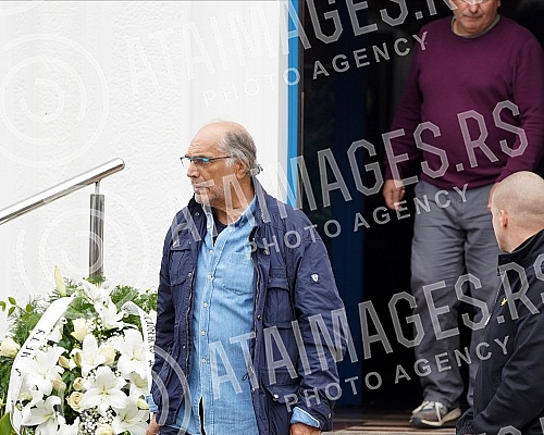 Family, friends, colleagues began to gather in the Church of the Holy Trinity in Kumodraz to pay their last respects to the late actor Milan Lanet Gutovic and to send him to eternal rest.Porodica, prijatelji, kolege poceli su da se okupljaju u Crkv