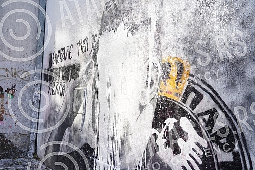 A bucket of lime was thrown on the mural with the image of Ratko Mladic, and behind it stands Djordjo Zujovic, a longtime activist and member of the Social Democratic Party of Serbia.Na mural sa likom Ratka Mladica bacena je kofa kreca, a iza toga 