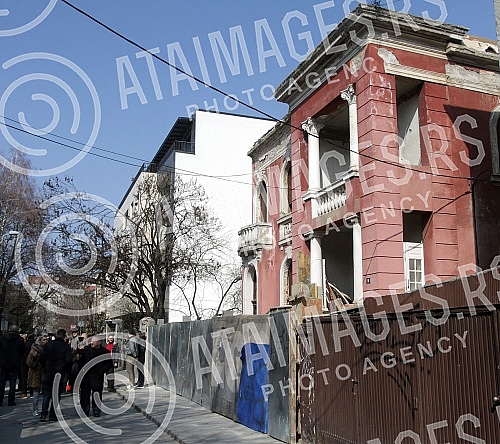 In front of the villa in Topolska 19, a new protest was held by members of the Society for the Arrangement and Beautification of the Crown Wreath, the Topolska Association and the Society for the Beautification of Vracar due to illegal works in that 